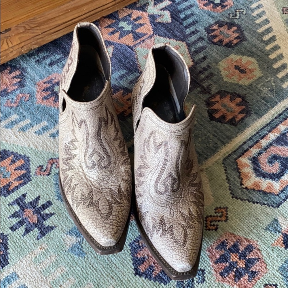 Ariat Women's Ankle Boots in Cream and Brown